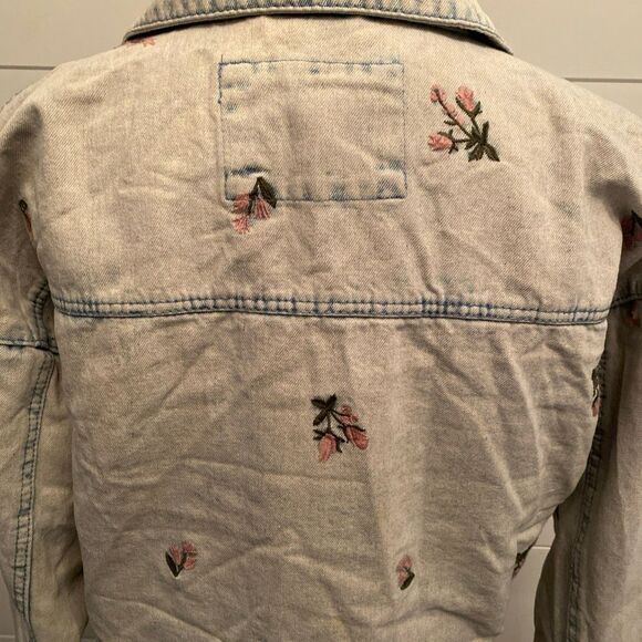 Sincerly Jules Gray and Pink Jean Jacket with pink embroidered flowers. Size M - Picture 6 of 10